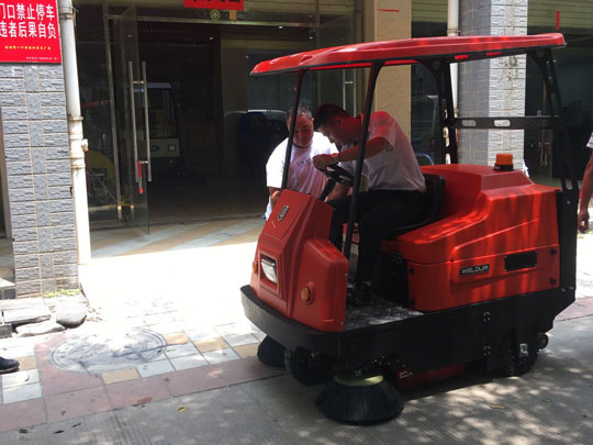 環(huán)衛(wèi)掃地機(jī)怎樣進(jìn)行維護(hù)