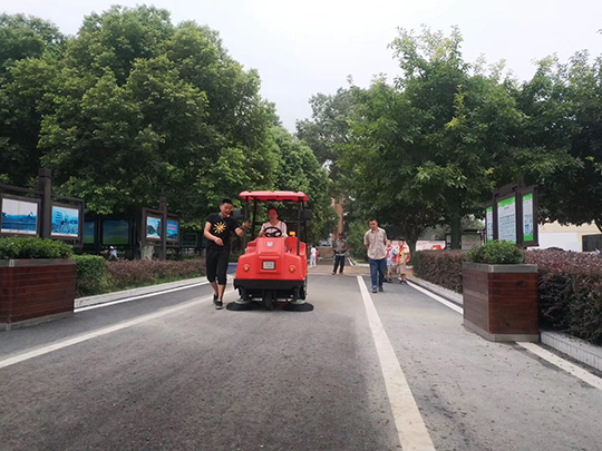 在公園景區(qū)等地方使用小型電動(dòng)掃地車清潔效果怎么樣