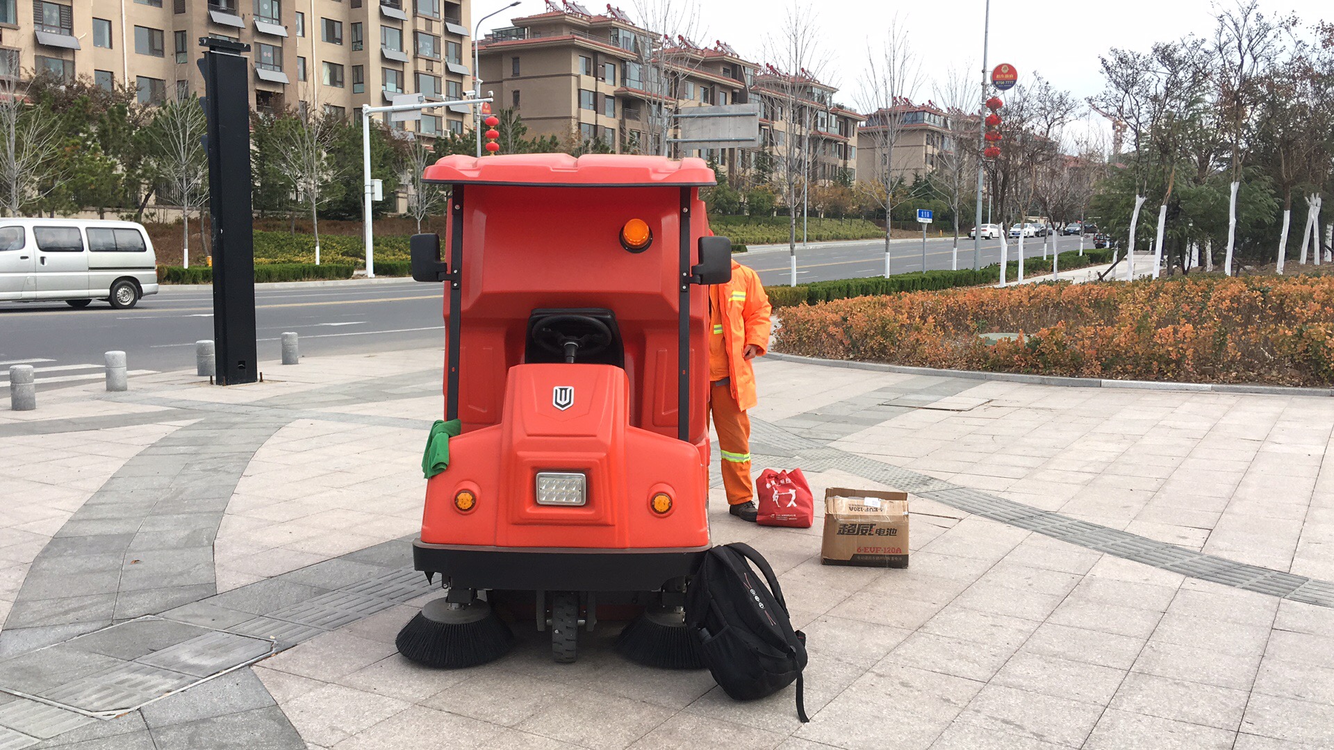 工廠購買掃地機(jī)需要了解哪些方面