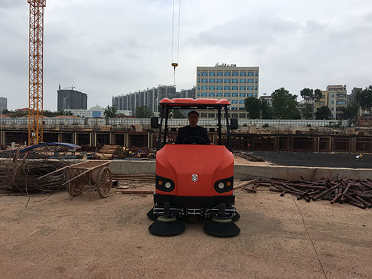 駕駛式掃地機(jī)有什么明顯優(yōu)點嘛