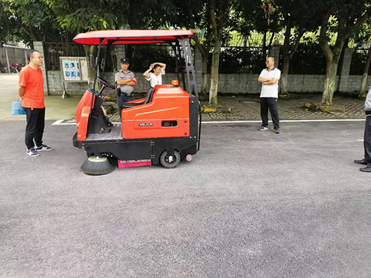 電動(dòng)清掃車如何正確使用