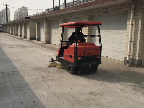 小型電動(dòng)掃地車有什么優(yōu)勢