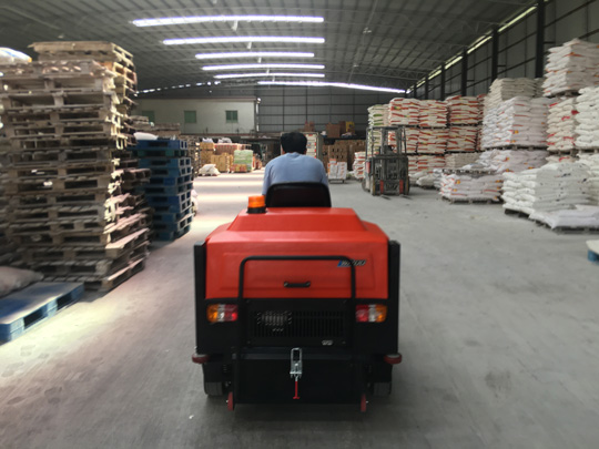 怎么選擇小型環(huán)衛(wèi)掃地車(chē)廠家