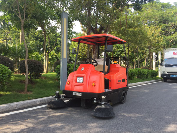 電動掃地車與人工清掃相比有哪些優(yōu)勢