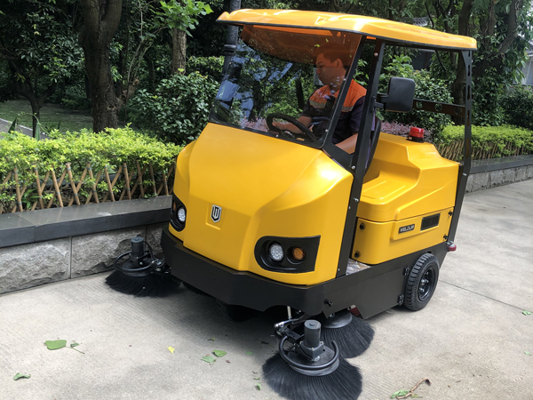 工業(yè)掃地車(chē)能給工廠帶來(lái)什么好處