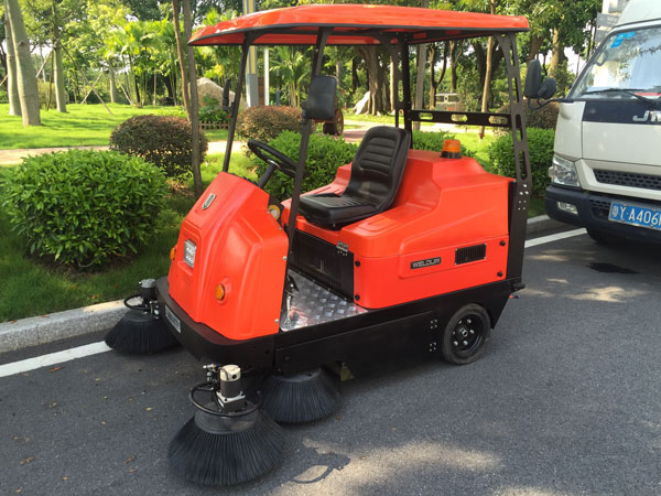 駕駛式掃地車哪個(gè)好