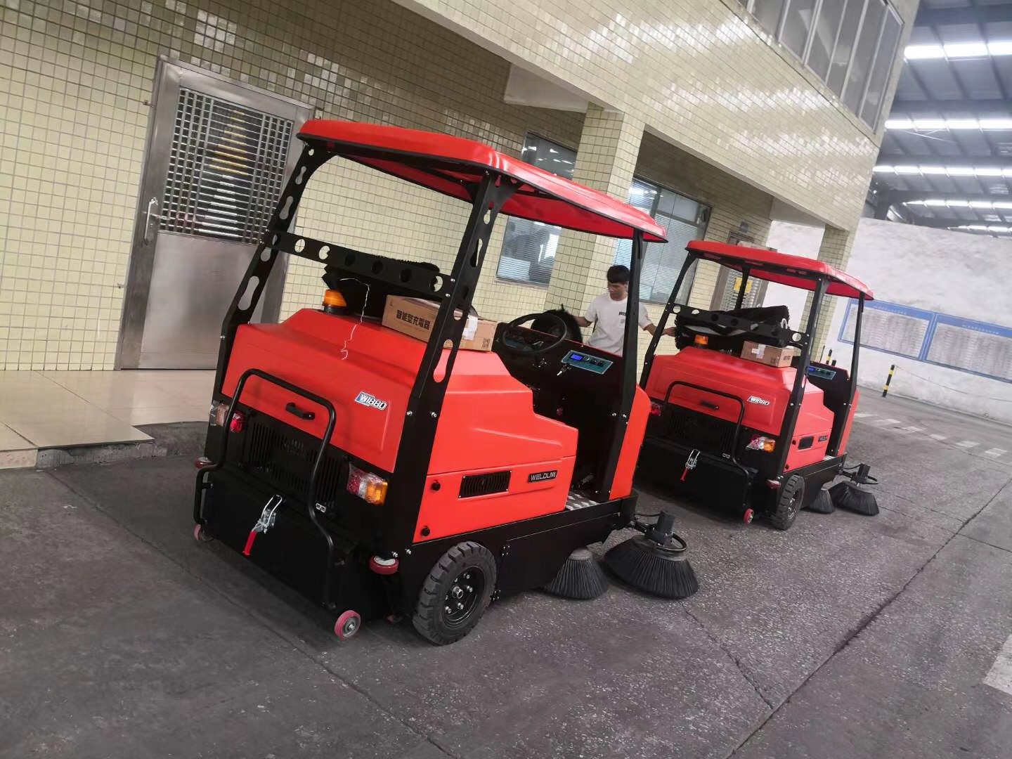 電動(dòng)掃地機(jī)