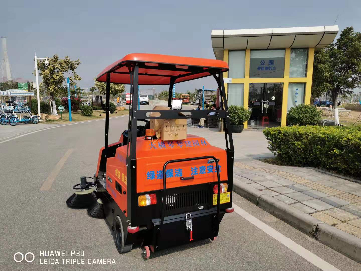 工廠掃地機(jī)大概什么價位？使用成本高不高？