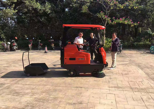 小區(qū)掃地車多少錢一輛？怎樣選購(gòu)
