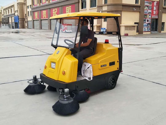 小型掃地車的優(yōu)點有哪些？環(huán)衛(wèi)小型掃地車價格