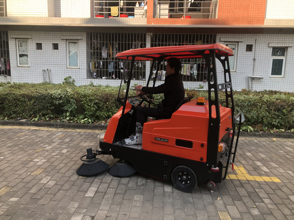 企業(yè)為什么選擇使用工業(yè)掃地車