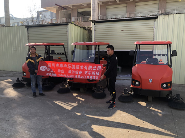 電動(dòng)掃地車剎車油更換注意事項(xiàng)