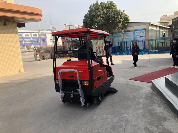 工業(yè)掃地車(chē)用途及功能原理介紹