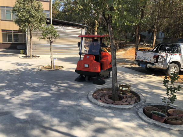 物業(yè)保潔公司選擇電動掃地機的主要因素