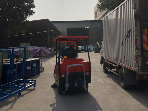 小型掃地車有什么優(yōu)點(diǎn)？環(huán)衛(wèi)小型掃地車價(jià)格