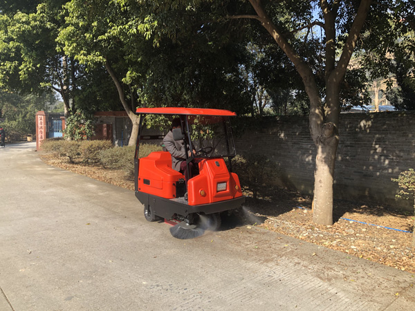 全封閉電動(dòng)掃地車清掃效率怎么樣？操作方不方便