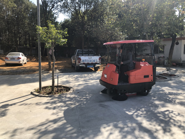 小型電動(dòng)掃地車哪個(gè)品牌好？