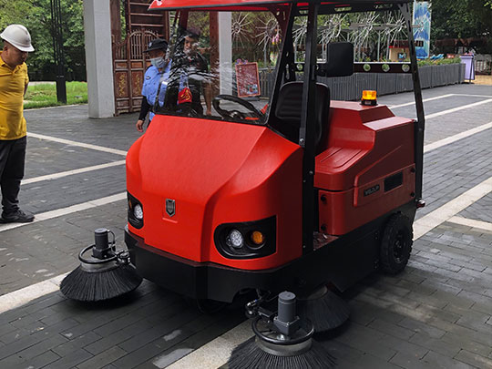 駕駛掃地機(jī)