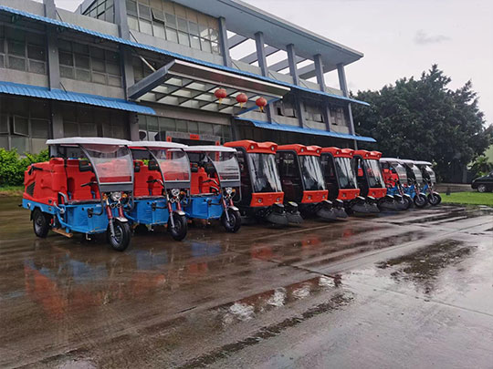 使用駕駛式電動掃地車，助力城市環(huán)衛(wèi)!