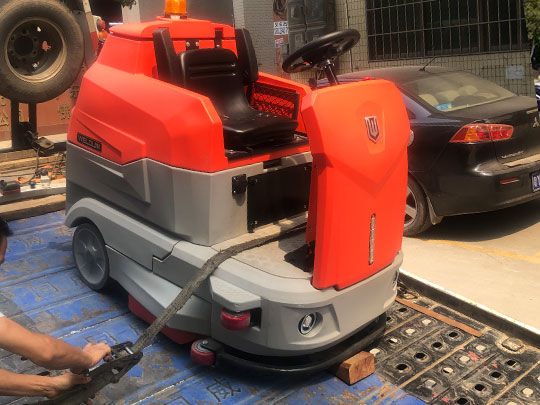 電動(dòng)洗地機(jī)