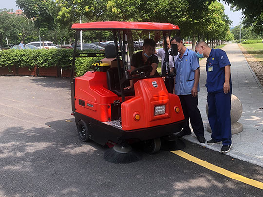 駕駛式掃地機(jī)對(duì)比人工清潔有什么優(yōu)點(diǎn)？