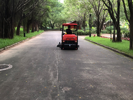 選擇小掃地車時(shí)如何選購性價(jià)比更高的產(chǎn)品？