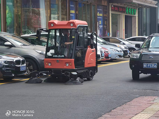 電動(dòng)掃地機(jī)